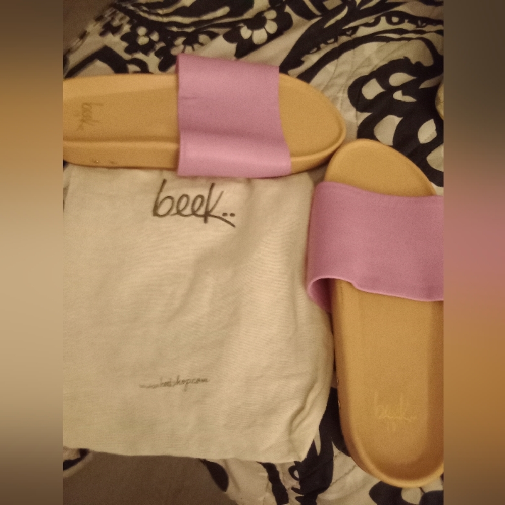 Beek sandals size 10 pink and beige